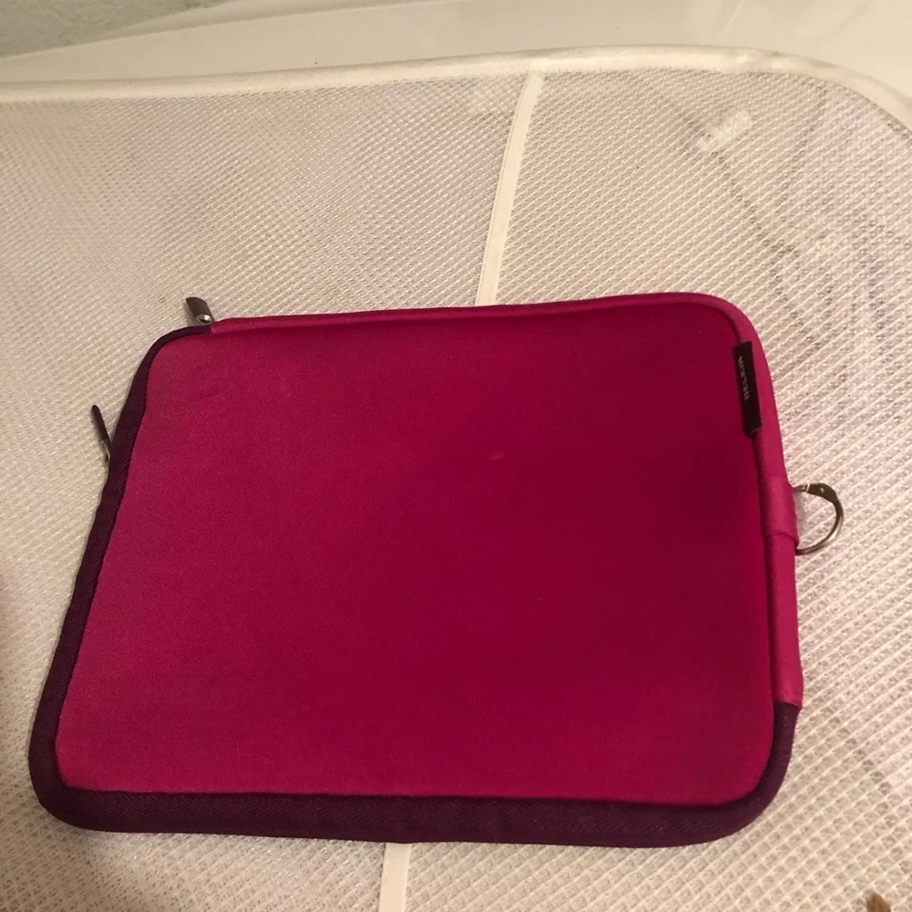 🍎Belkin Padded Tablet Pocket- 830 $15 or $12 w/offer